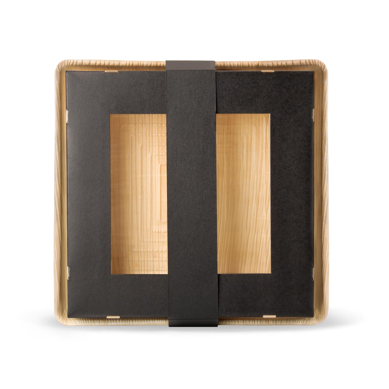 Dreiteilige, quadratische Take-away-Box aus nachhaltigem Kraftpapier und Palmblatt. Die hellbeige Bodenplatte dient als Basis für eine schwarze Papierbox mit Sichtfenster, die durch einen Papierring verschlossen wird.