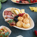 Einweg-Schale aus Palmblatt, gefüllt mit Fingerfood, beige, oval, eierförmig, Servierplatte