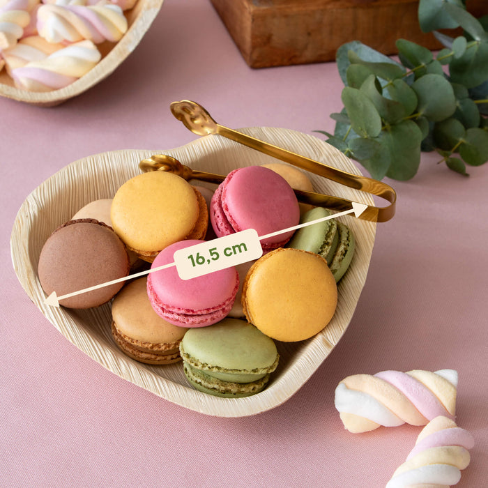 Herzförmige Palmblattschale mit 16,5 cm Durchmesser, befüllt mit bunten Macarons und Süßigkeiten