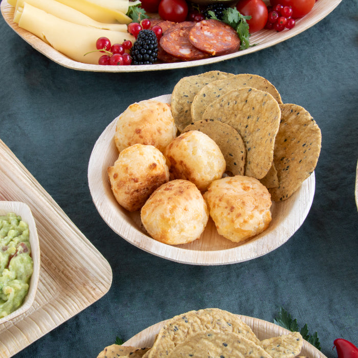 Snacks und Finger-Food auf Palmblatt angerichtet