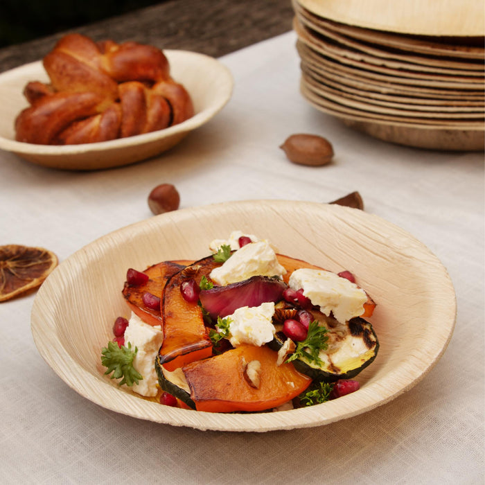 Runde Schale aus beigem Palmblatt mit angerichteten Salat, 18 x 4 cm, 400 ml