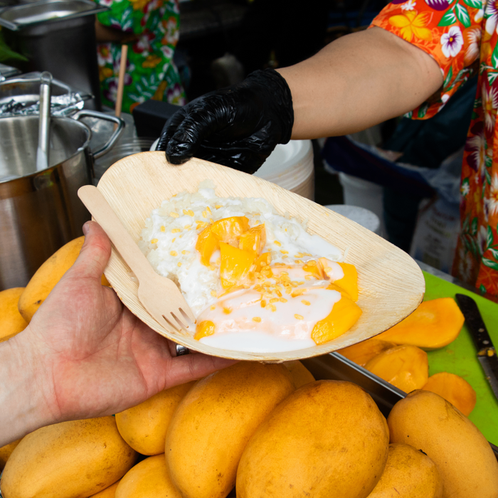 Mango sticky rice in tropfförmiger Palmblattschale, Essensstand