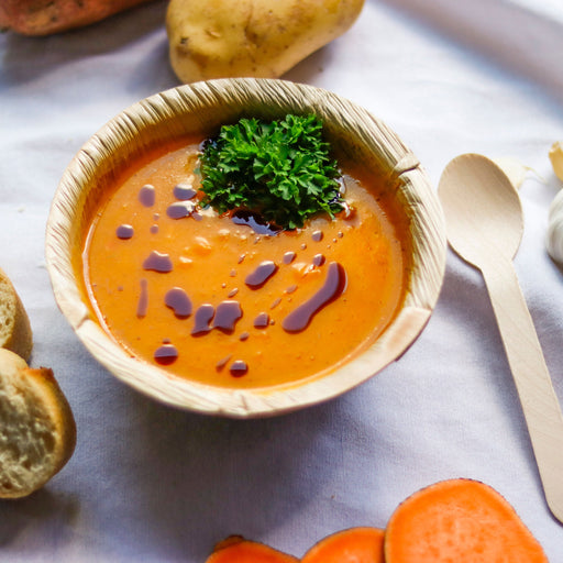 Palmblattschale mit Suppe angerichtet